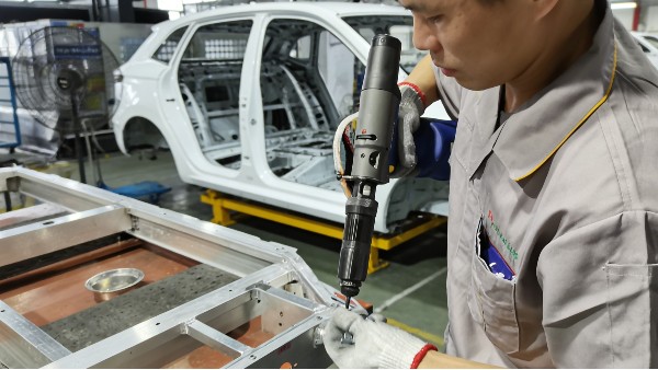 针对新能源汽车非标零部件，飞效如何实现定制化？