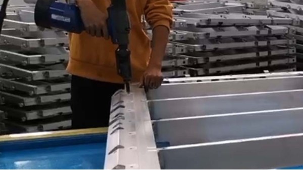 手持更轻，拉铆更快！飞效智能螺母枪赋能汽车配件高效生产