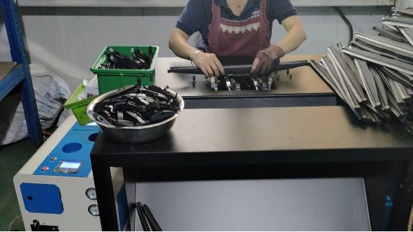 机箱外壳厂还在为人工取钉效率低而烦恼？飞效带过程监控拉钉机自动供料送料，效率提升50%！